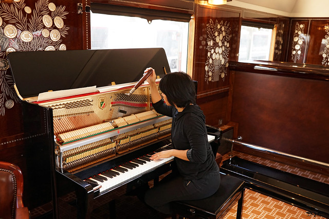 Railway - Voiture Bar Pullman Train Bleu n° 4160 - Accordeuse du piano de l’Orient Express / Piano tuner.