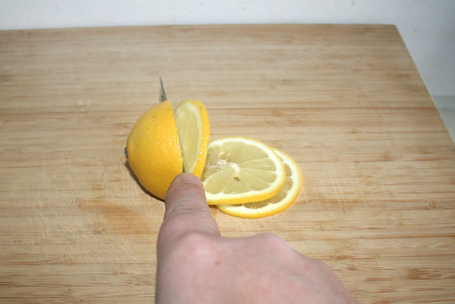 19 - Zitrone in dünne Scheiben schneiden / Cut lemon in thin slices