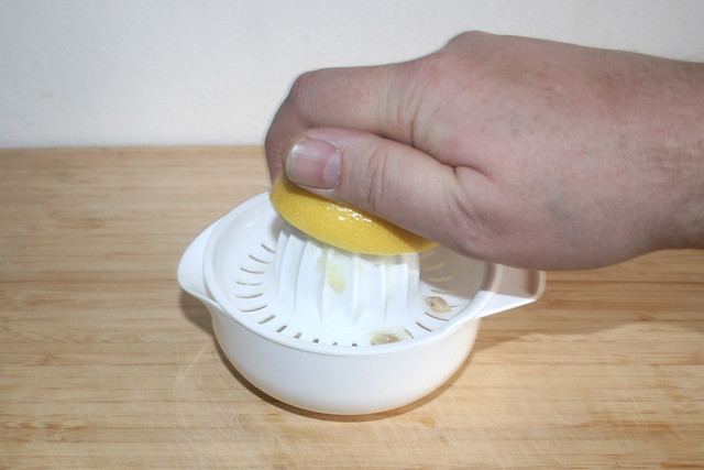 16 - Halbe  Zitrone auspressen / Squeeze half lemon