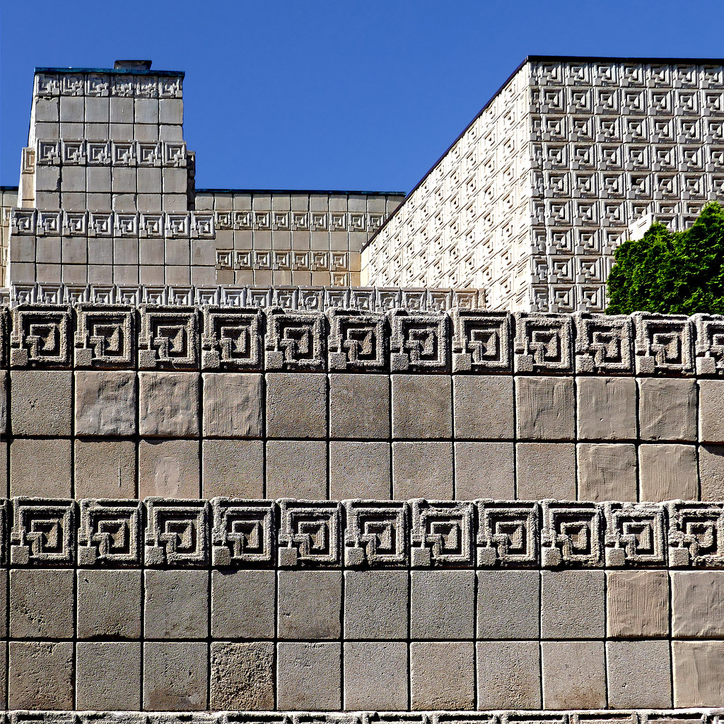 Ennis House, Los Angeles, USA: A photo of the spiral design on the side of the structure. 