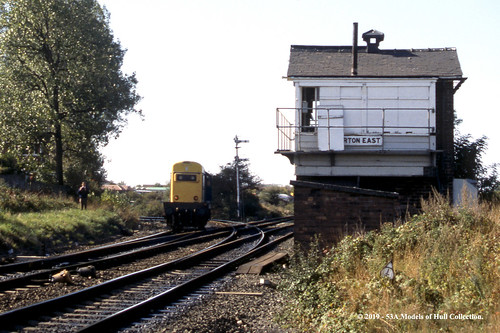 britishrail englishelectric type1 class20 20226 diesel nortoneast signalbox nortonontees countydurham train railway locomotive railroad