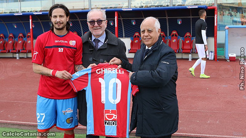 Il presidente Francesco Ghirelli in mezzo a capitan Biagianti e al dirigente Franchina