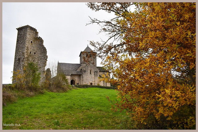 Ruines du château et église de Cornil.