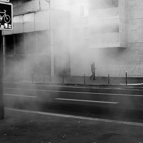 paris13 homme man fumée smoke mur wall carré square photoderue streetview urbanarte noiretblanc blackandwhite photopascalcolin 50mm canon50mm canon