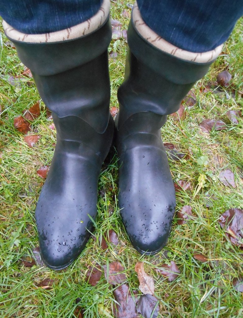 Black wellies | Tight wellies turned down and muddy | Lisban2009 | Flickr
