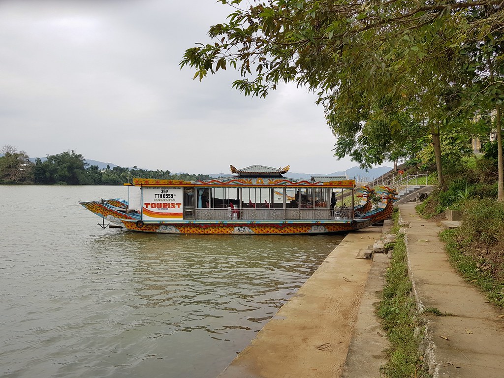 Day 4: 乘仿古龙舟游览王香江河 Wang Xiang Jiang River on Dragon Boat @ 顺化 Hue, Vietnam