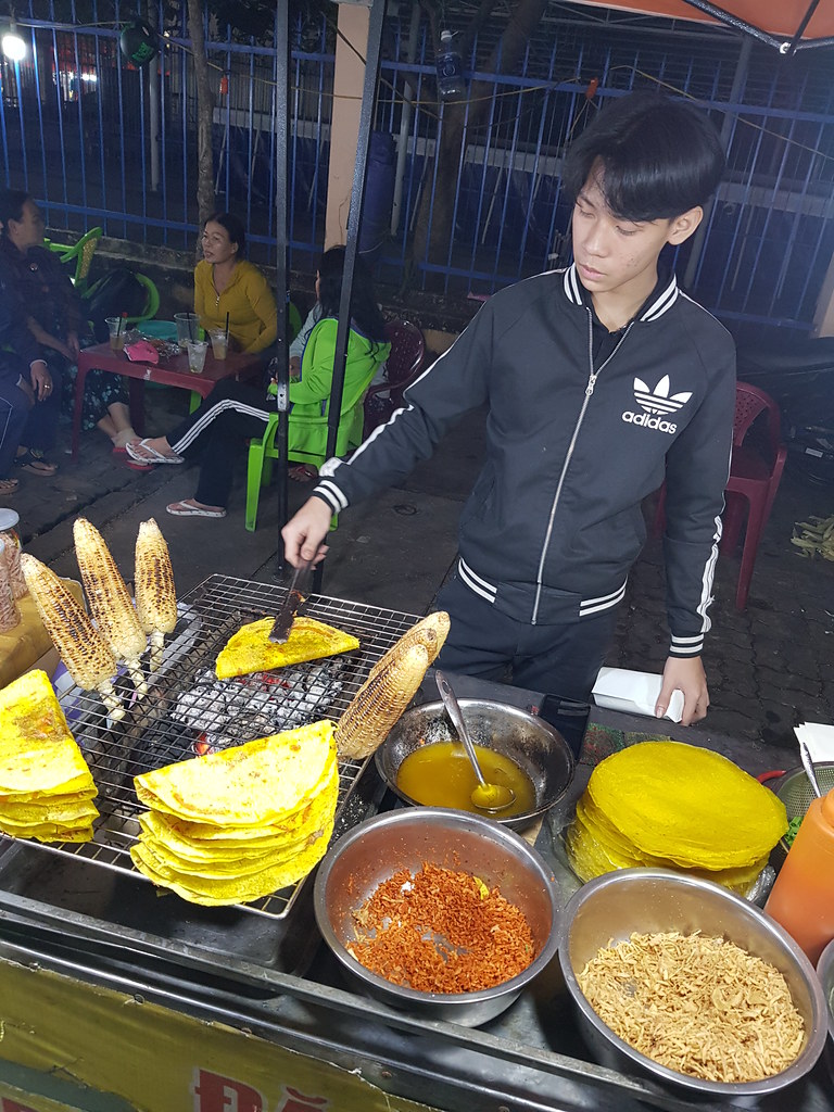 Day 4: 烤米紙 (Bánh Tráng Nưong) 20000VND-Đồng 7.5/10 in 金龍橋邊夜市 Son Tra Night Market @ 岘港 Danang, Vietnam