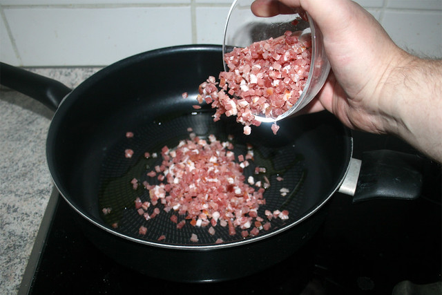 04 - Speckwürfel in Pfanne geben / Put diced bacon in pan
