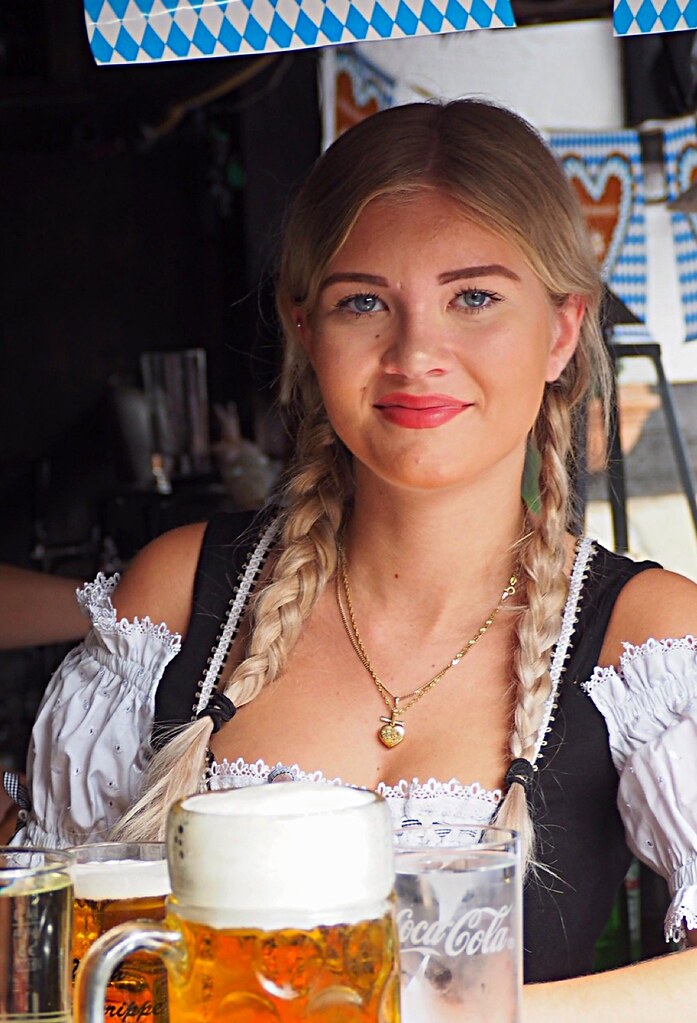 Die Bedienung mit Dirndl beim Oktoberfest in Gustavsburg - im österreichischen Restaurant mit Biergarten „Zum Heurigen“