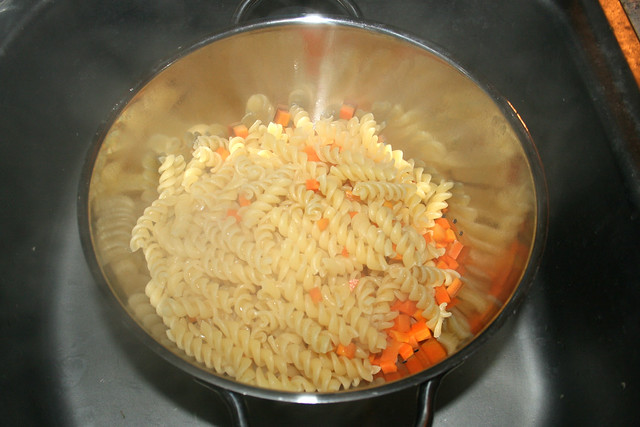 09 - Nudeln & Möhren abtropfen lassen / Drain pasta & carrots