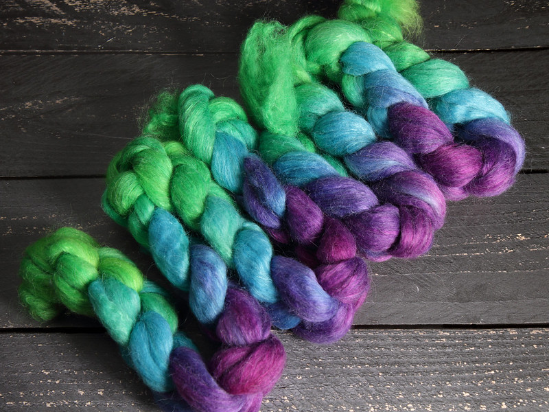 Lustre Blend fine British wool, merino, silk combed top/roving hand-dyed spinning fibre 100g ‘Refraction’ gradient