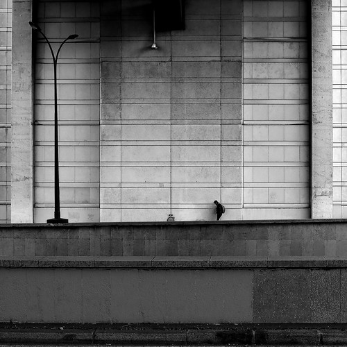 paris homme man mur wall photoderue streetview urbanarte noiretblanc blackandwhite photopascalcolin 50mm canon50mm canon