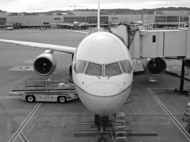 UA 757 at the gate/SFO