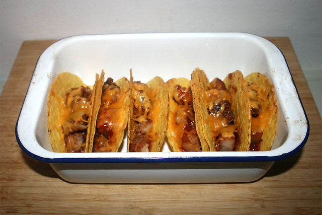 51 - Tacos con chicharronés y frijoles refritos - Finished baking / Fertig gebacken