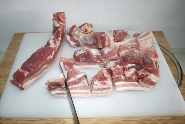 15 - Fleisch würfeln oder einschneiden / Dice or cut in pork belly