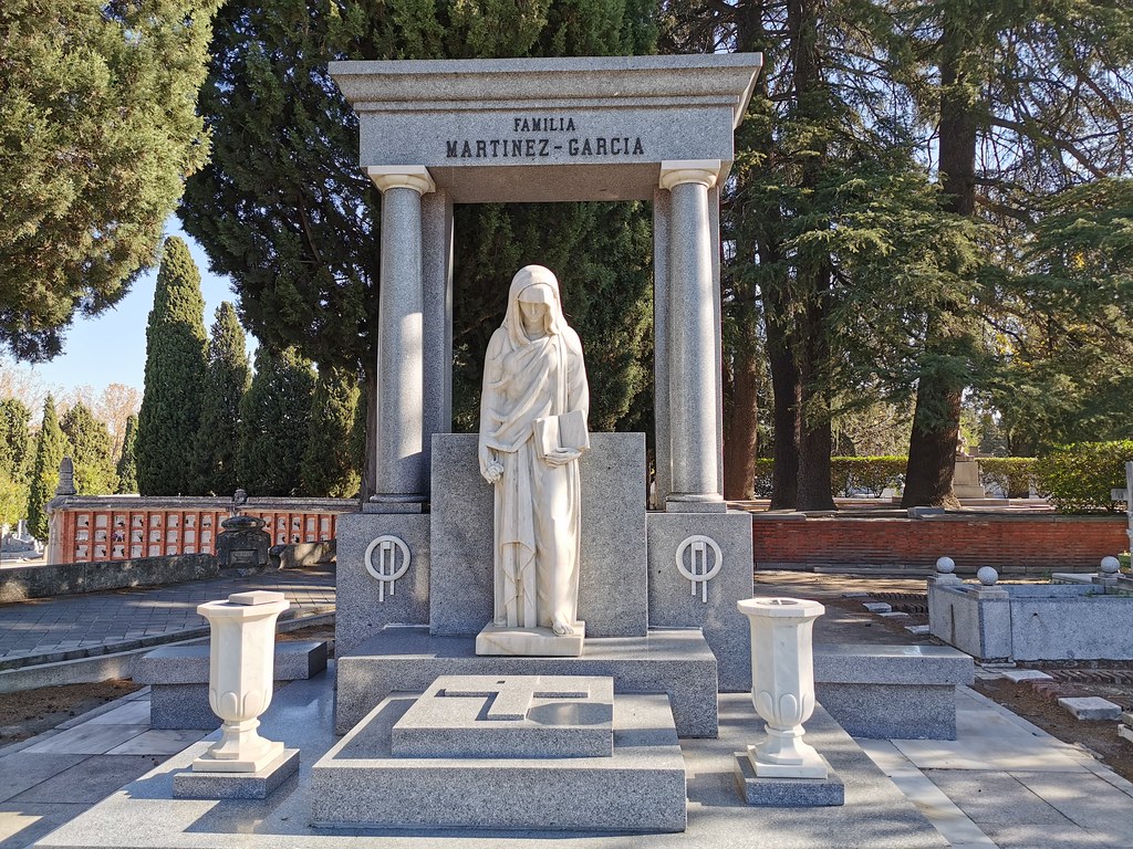 tumbas mausoleos esculturas cementerio de Nuestra Señora de la Almudena Madrid 04