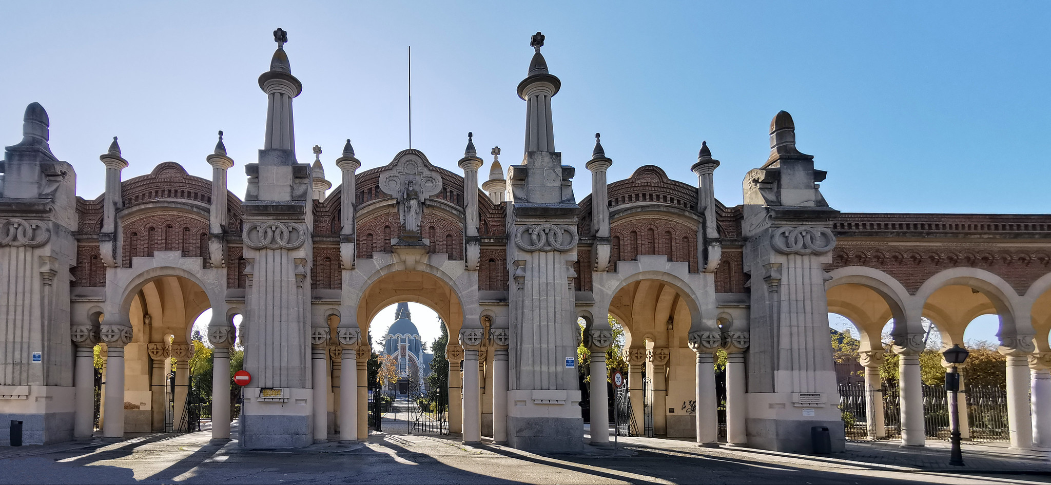 portico cementerio de Nuestra Señora de la Almudena Madrid 03