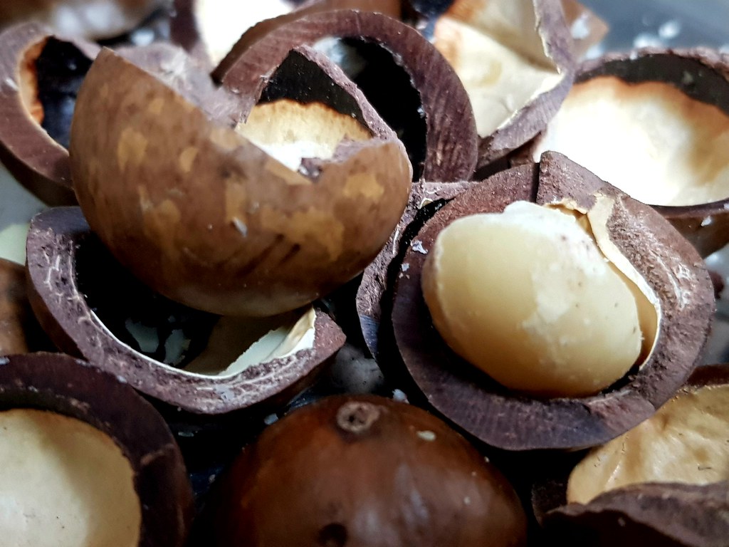越南"夏威夷"果仁 Vietnamese Dry Roasted Macadamia Nuts 120000VND-Đồng (7.5/10) @ from 导游阿河 in 岘港 Danang, Vietnam