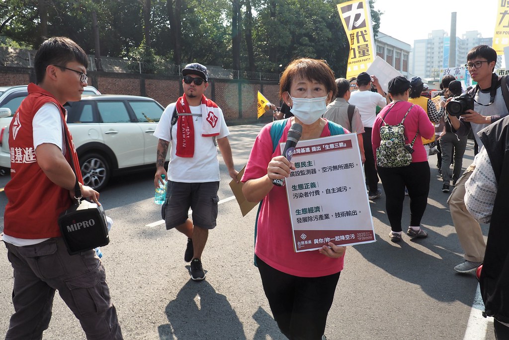 台灣基進不分區立委候選人成令方說明該黨對空污治理的理念。攝影：李育琴
