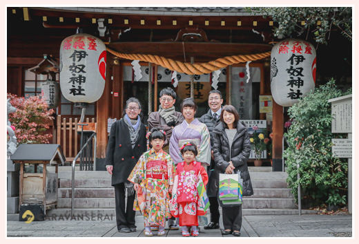 伊奴神社で七五三　家族・親族の集合写真