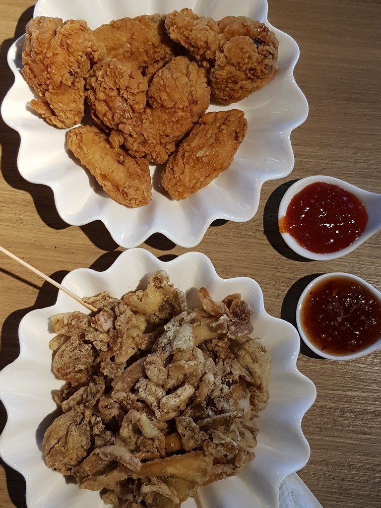 炸鸡翅 Chicken Wings rm$15 & 杏鮑菇 Oyster Mushrooms rm$15 @ Beer Bank in Wisma Lim Foo Yong