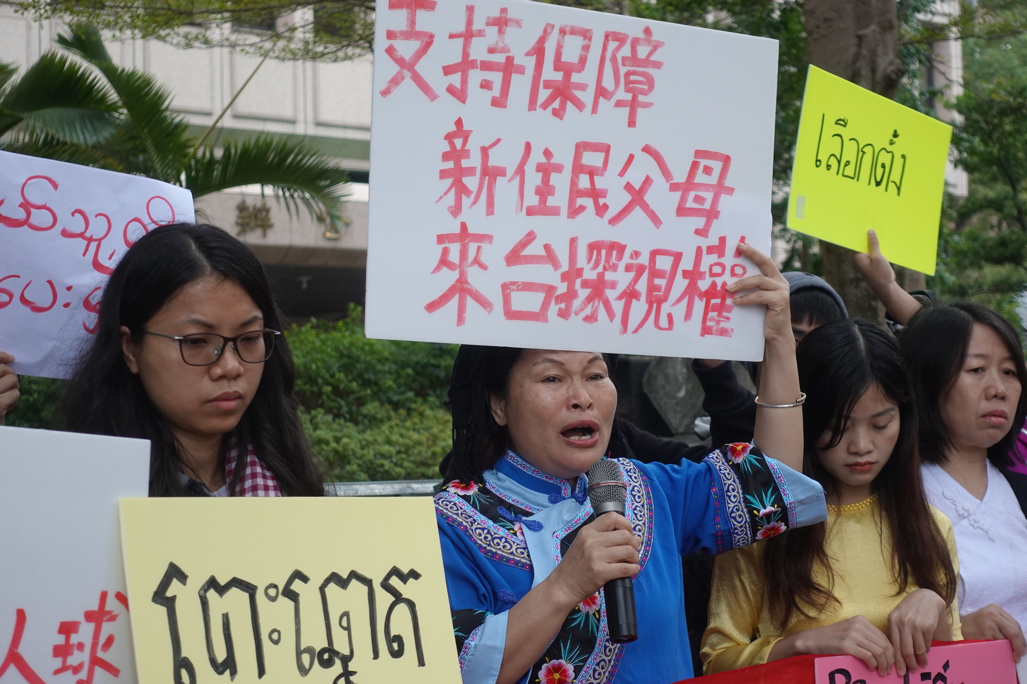 嫁到台灣17年的陸配劉茜呼籲保障新住民父母來台探視權。（攝影：張智琦）