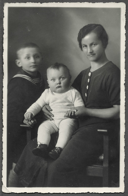 Albuma4 Mutter mit Söhnen, 1920er