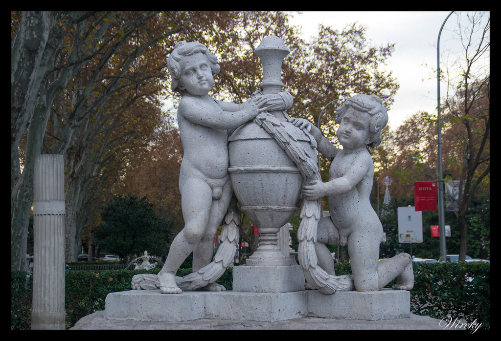 Escultura de niños con jarrón en Paseo del Prado