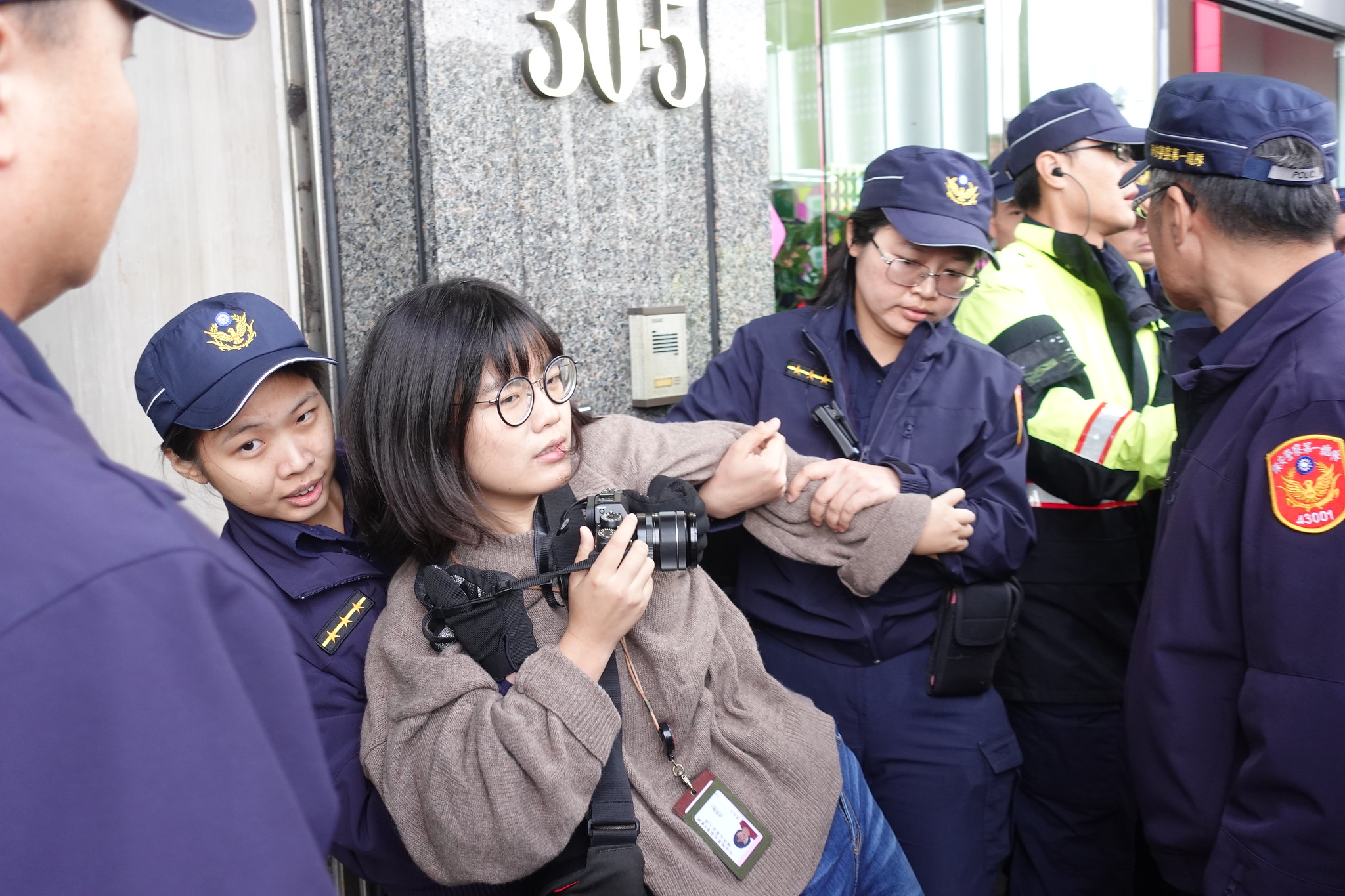 苦勞網特約記者唐佐欣被強行抬出總部。（攝影：張智琦）