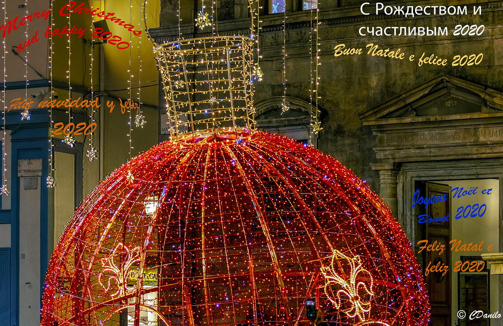 In Natale.Palla Di Natale In Piazza Santa Trinita Christmas Decorati Flickr