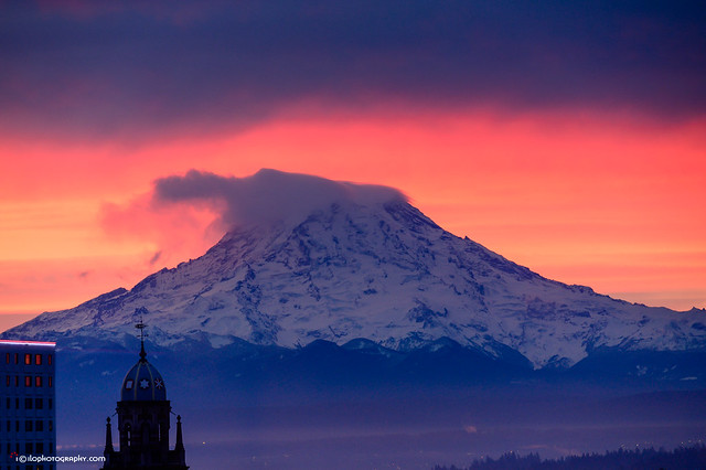 Mount Rainier sunrise from Stadium District (5414)