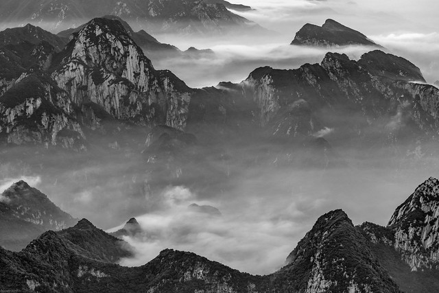 *Hua Mountains @ hills of fog and clouds II*