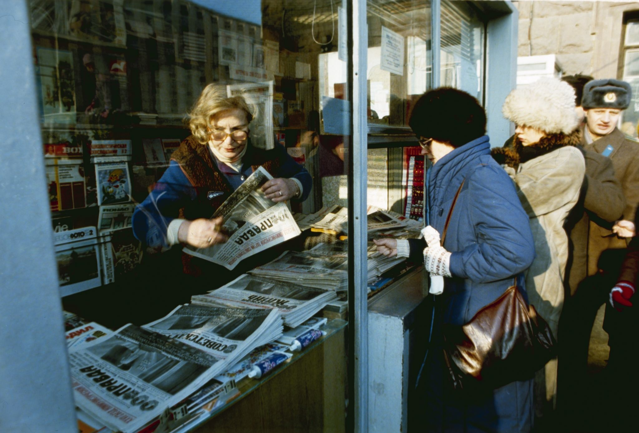 1986. Жители Москвы покупают газеты в киоске