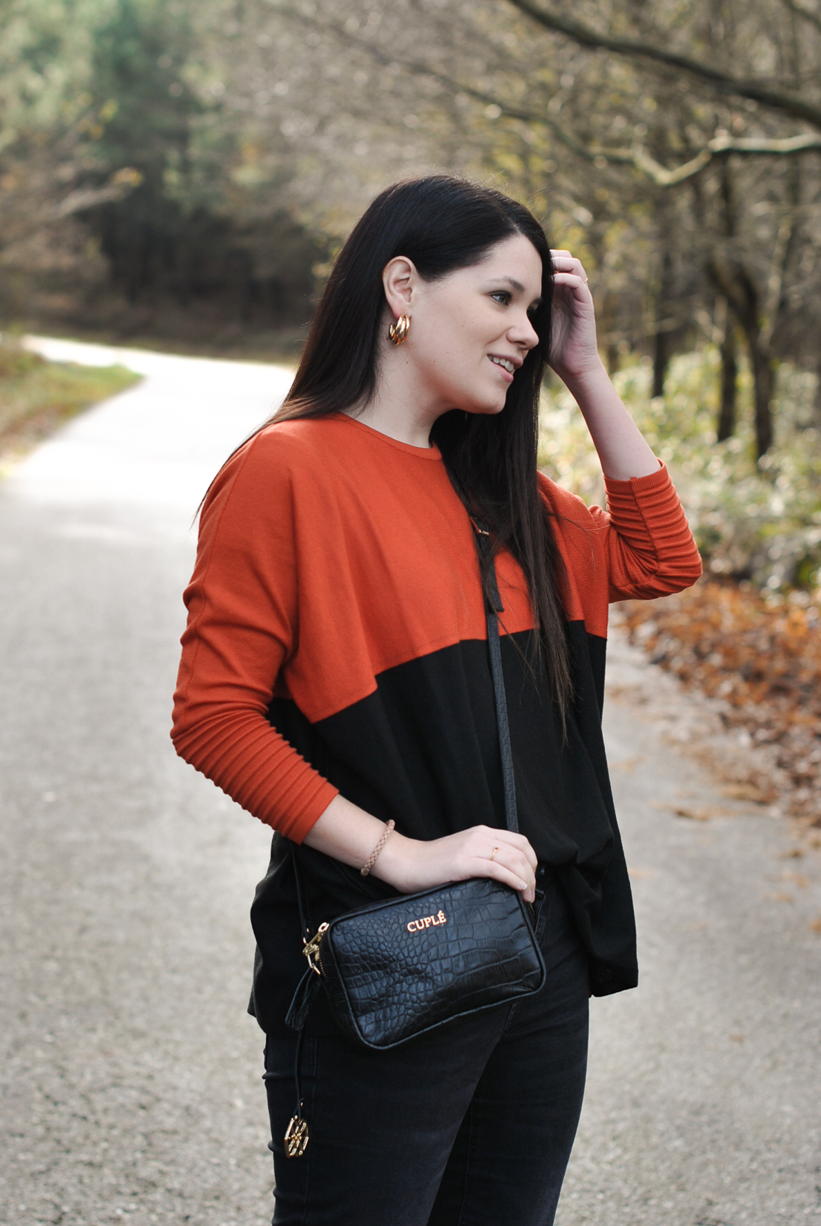 OF-20191220-OUTFIT-CUPLE-BOLSO-JERSEY-PENDIENTES-007
