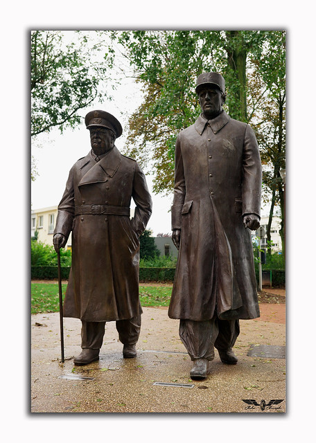Memorial de Charle de Gaulle et Wiston Churchill par le sculpteur Patrick Berthaud / Memorial by Charle de Gaulle and Wiston Churchill by sculptor Patrick Berthaud.