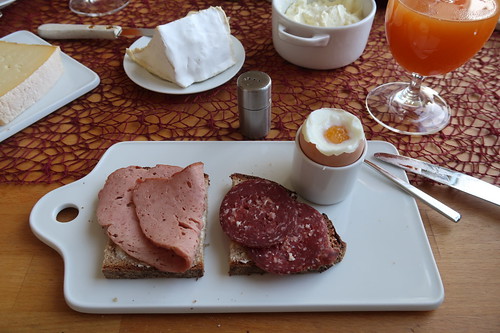 Fleischkäse (vom Rind) und Salami (vom Rind) auf Mayanne-Brot zum Frühstücksei