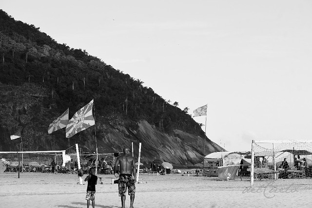 Areia M 191217 002 Praia Morro do Leme bandeiras barracas boa PB