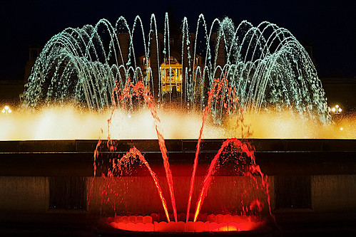 plaça plaza parc park parco city building architecture tower column montjuic montjuïc fountain fontaine fuente fontana font sky cielo color colour colores colours colors shadow shadows light lights dark darkness people nightfall dusk anochecer night nightview nightshot outside outdoor