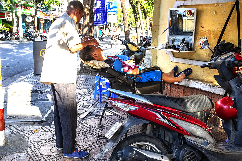 Sidewalk haircutter on 12-22-19--Nha Trang