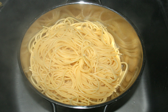 21 - Nudeln abtropfen lassen / Drain noodles