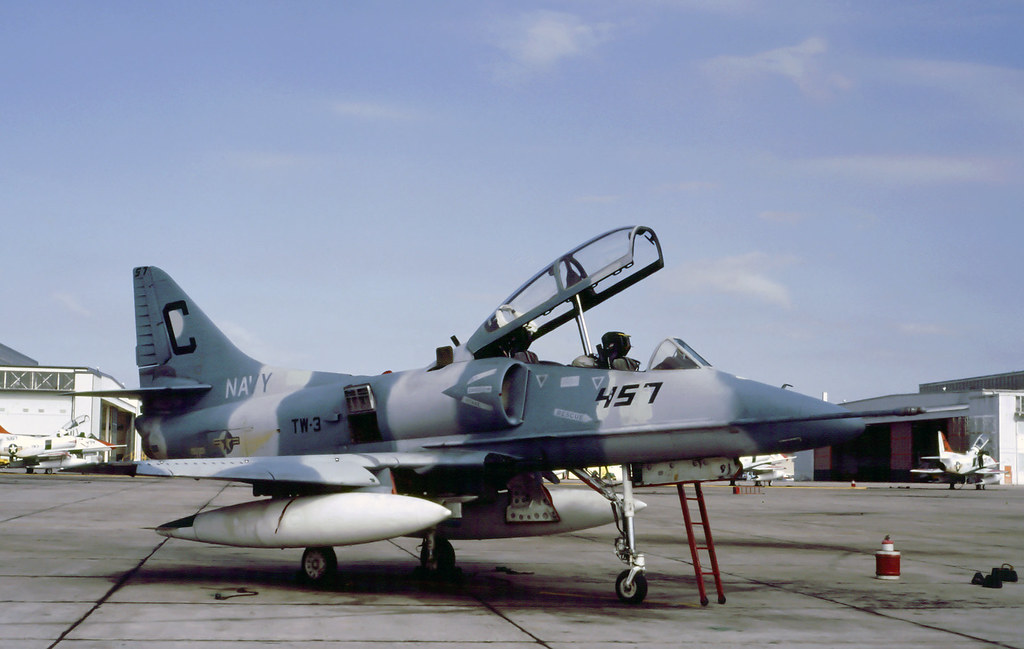 MCDONNELL-Douglas ta-4j Skyhawk. Field 30