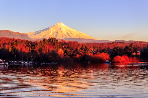 canon volcan volcano villarica pucon surdechile chile goldenhour lake panoramic reflexions red