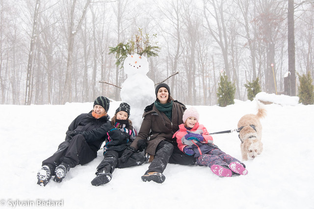 Une famille et la bienveillance d'un bonhomme de neige
