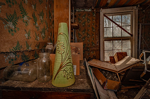 abandonedmvase greenvase shed barn window interior junk bobbell nikon d800