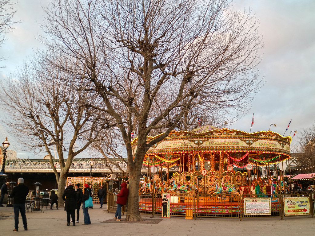 Tiovivo en el mercadillo de Southbank en Londres en Navidad