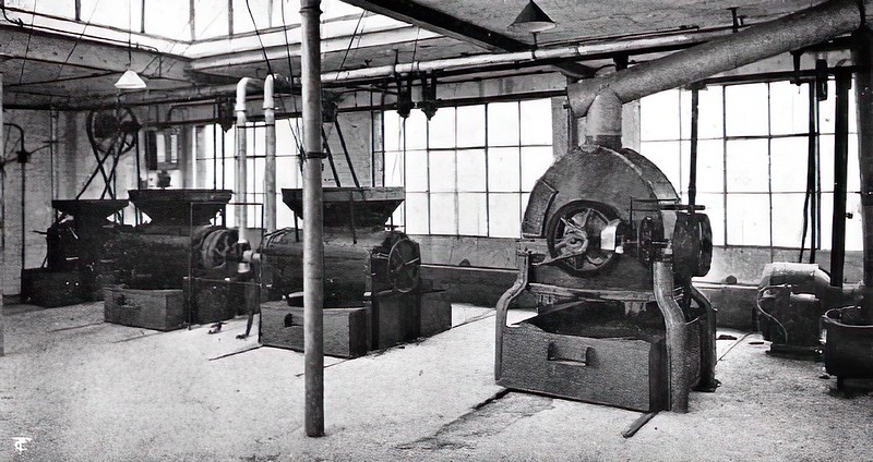 Một hệ thống rang cà phê khí đốt bốn máy tại Anh. Nhà máy này có ba máy rang gia nhiệt gián tiếp và một máy gia nhiệt trực tiếp