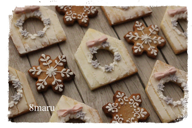 Xmasプレゼント用のポインセチアリースと雪の結晶のジンジャーブレッドクッキー