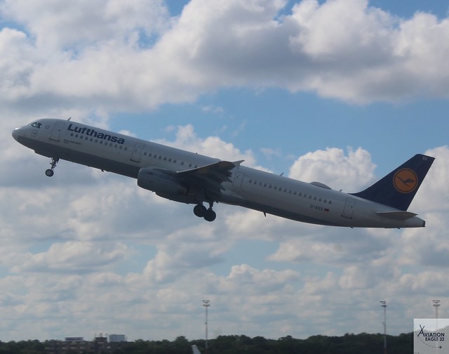 Lufthansa A321-231 D-AISX taking off at TXL/EDDT