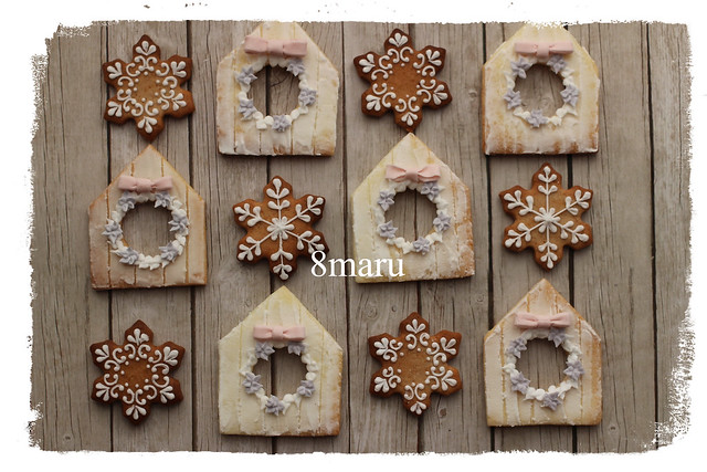 Xmasプレゼント用のポインセチアリースと雪の結晶のジンジャーブレッドクッキー