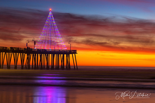 christmastree christmaslights pismo pismobeach pismopier coast coastline ocean pier sand shore sunset tree water waves christmas2019 christmaseve christmaseve2019 clouds getty gettyimages mimiditchie mimiditchiephotography